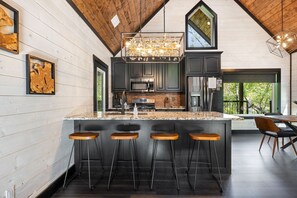 Fridge, microwave, oven, stovetop - Livin On The Ledge in Hochatown/Broken Bow, OK (Broken Bow)