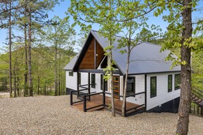 Exterior - Livin On The Ledge in Hochatown/Broken Bow, OK (Broken Bow)