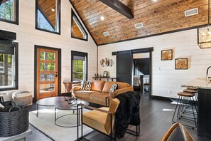 Smart TV, fireplace - Livin On The Ledge in Hochatown/Broken Bow, OK (Broken Bow)