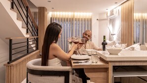 Una cocina moderna con comedor, detalles de madera y una escalera.