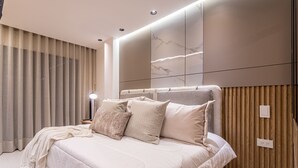 Un dormitorio moderno con una cama grande, un panel de pared de madera y una pared de acento de mármol.