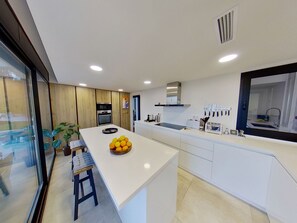 Jääkaappi, mikroaaltouuni, uuni, liesi