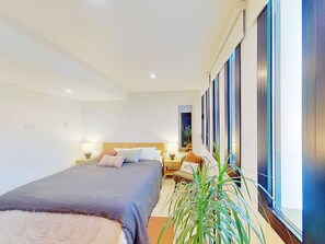 5 bedrooms, desk, iron/ironing board, free WiFi