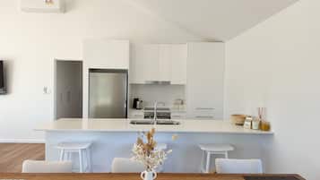 Réfrigérateur, four à micro-ondes, lave-vaisselle, grille-pain