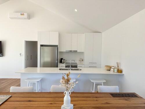 The Sandbar - Long Beach Coastal Retreat.