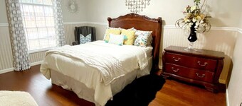 On your visit to Texarcana Tx. Stay in this beautiful and spacious room.