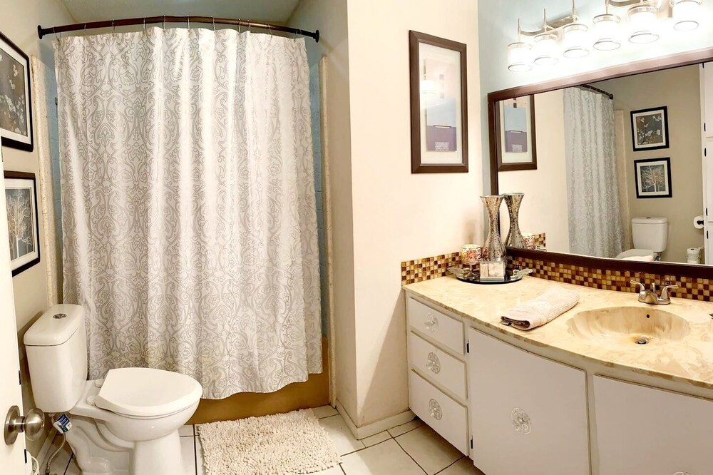 On your visit to Texarcana Tx. Stay in this beautiful and spacious room.