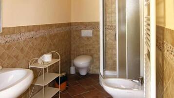 Un baño con dos lavamanos, un inodoro y una ducha.