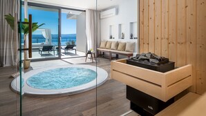 Un salon moderne doté d’un jacuzzi rond, d’un meuble en bois et d’un canapé avec des coussins.