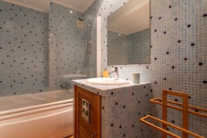 Badewanne, Haartrockner, Bidet, Handtücher
