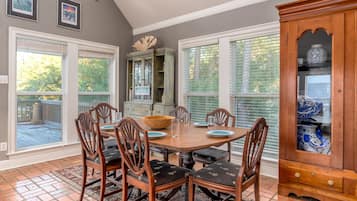 House, 3 Bedrooms | Dining