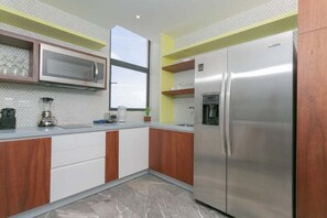 Fridge, oven, stovetop, coffee/tea maker