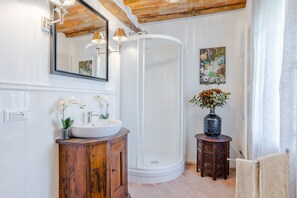 Shower, hair dryer, towels - Villa Aperitivo, Romantic and Panoramic Stone Farmhouse with Private Swimming Pool on the Hills of Lucca close to Lucca, Pisa and the Compitese area (Pieve di Compito)
