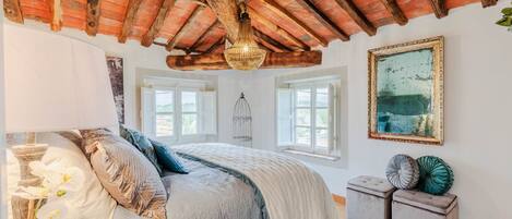 4 bedrooms, in-room safe, iron/ironing board, bed sheets