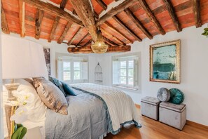 4 bedrooms, in-room safe, iron/ironing board, bed sheets