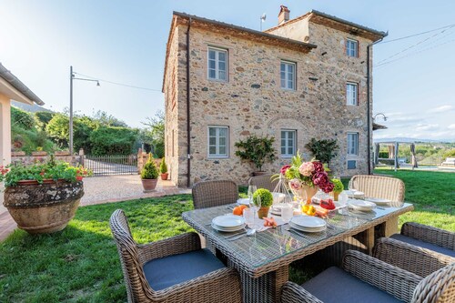 Villa Aperitivo, Romantic and Panoramic Stone Farmhouse with Private Swimming Pool on the Hills of Lucca close to Lucca, Pisa and the Compitese area