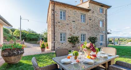 Villa Aperitivo, Romantic and Panoramic Stone Farmhouse with Private Swimming Pool on the Hills of Lucca close to Lucca, Pisa and the Compitese area