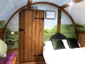 1 bedroom, free WiFi, bed sheets - Romantic Rural Break In Countryside Castle Grounds (Devon)