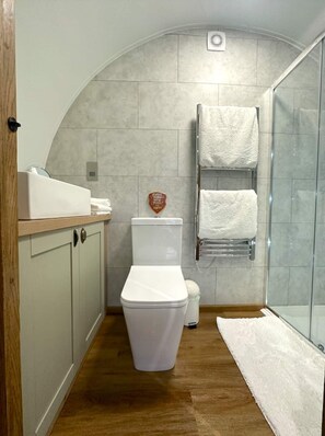 Shower, free toiletries, hair dryer, bathrobes - Romantic Rural Break In Countryside Castle Grounds (Devon)