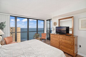 3 bedrooms, iron/ironing board, free WiFi, bed sheets - Golden Sands 1901 Beautiful 3 Bedroom, Beachfront home (Ocean City)