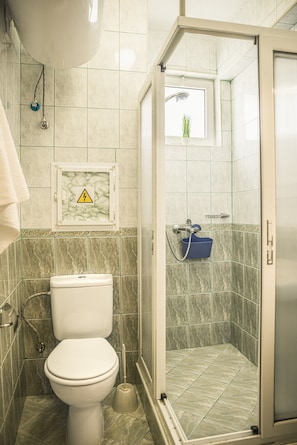 Douche, sĂšche-cheveux, serviettes fournies, savon