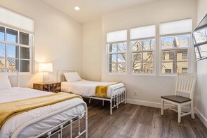 6 bedrooms, desk, iron/ironing board, Internet