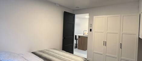 2 bedrooms, desk, WiFi, bed sheets