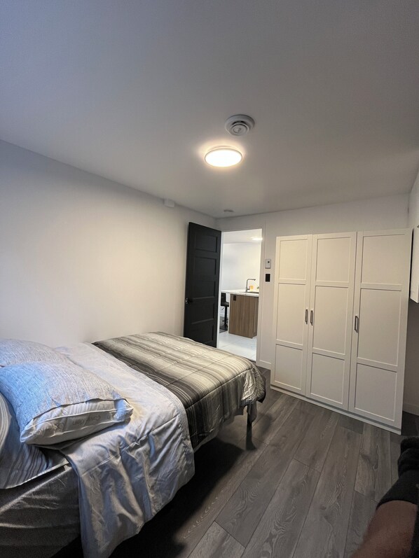2 bedrooms, desk, WiFi, bed sheets