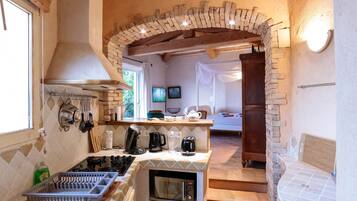 Frigorifero, microonde, macchina per tè/caffè, bollitore elettrico