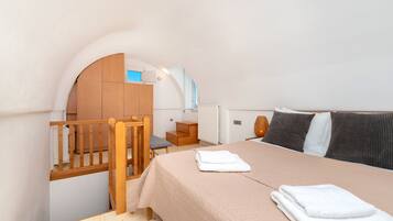 1 habitación, tabla de planchar con plancha y cuna de viaje