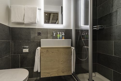 Romantisches Chalet | Badezimmer | Dusche, Designer-Toilettenartikel, Haartrockner, Handtücher