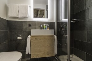 Chalet Romantis | Kamar mandi | Shower, perlengkapan mandi desainer, pengering rambut, dan handuk