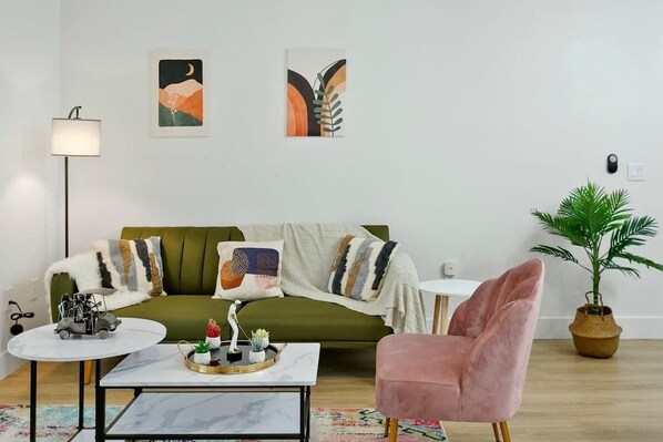 TV, fireplace, Netflix, Hulu