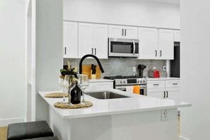 冷蔵庫、電子レンジ、オーブン、コンロ