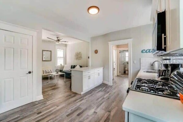 冰箱、微波炉、烤箱、炉灶