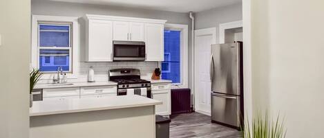 Geladeira, micro-ondas, fogão, cooktop