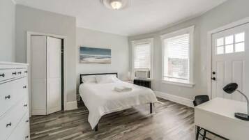 6 bedrooms, desk, iron/ironing board, WiFi