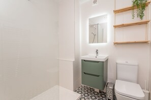 Shower, hair dryer, towels, soap - Flat 2, Peter Lane · Cosy 1-Bed Flat in the Heart of York City Centre - Pass the Keys (York)