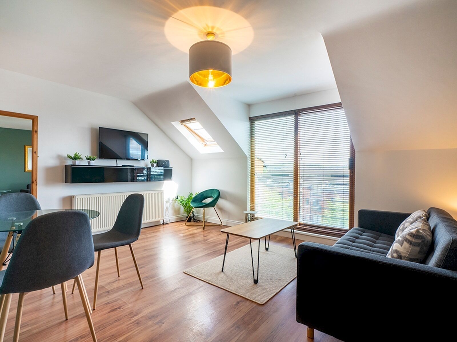 Pass the Keys | Bright Airy 2BR Apt Near City Centre Parking