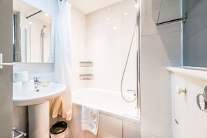 Dusche, Haartrockner, Handtücher, Seife