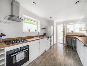 Kjøleskap, mikrobølgeovn, ovn og oppvaskmaskin