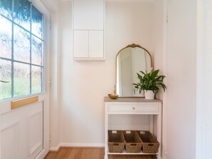 Interior - Stylish 2 Bedroom Family Home - Pass the Keys (Worcester Park)