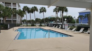 Una piscina al aire libre, una piscina climatizada