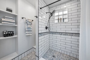 Een douche, een haardroger, handdoeken, zeep