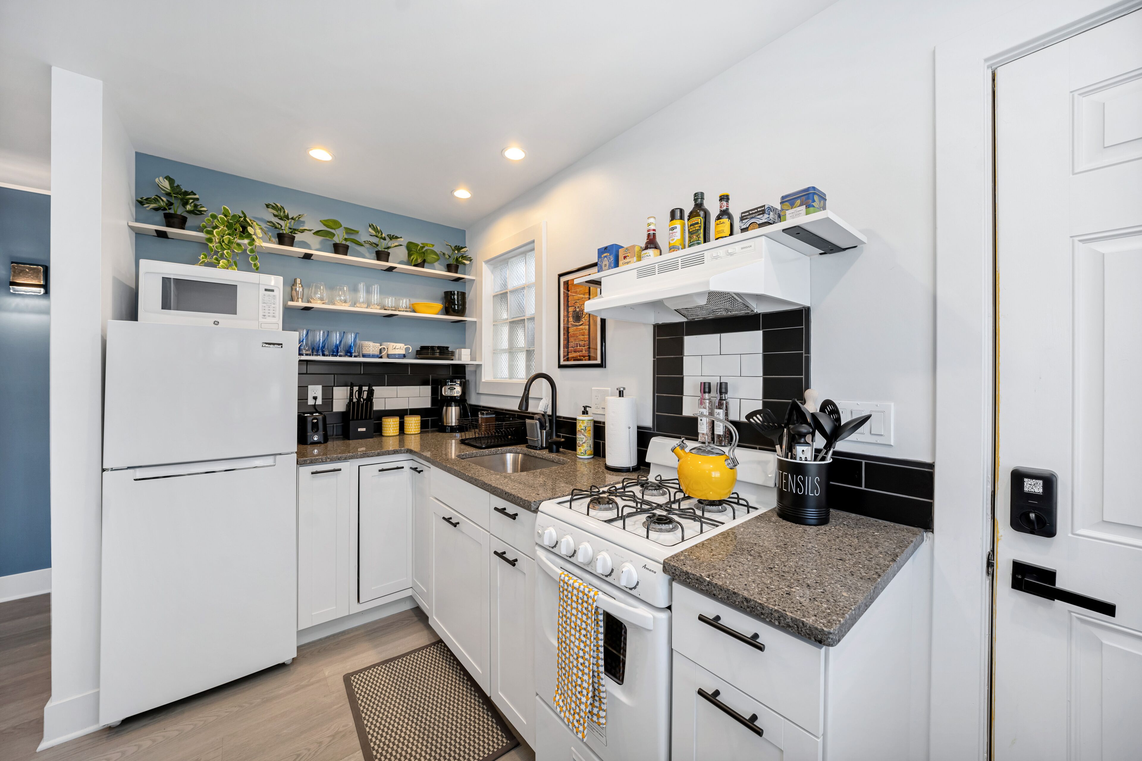 Stay in the heart of Greenwood Lake minutes away from the lake 