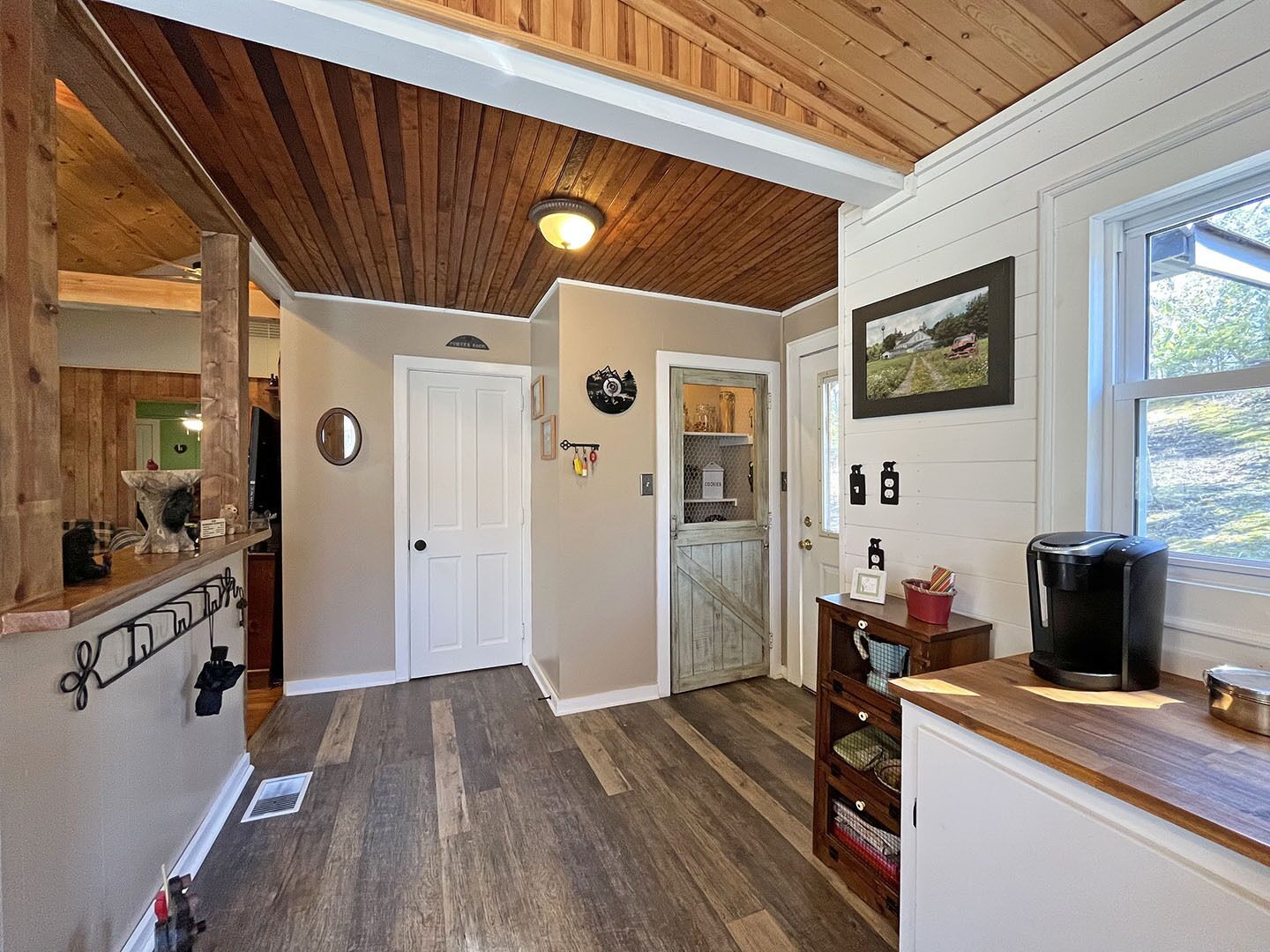 10% OFF 11/7-19 Lakefront, Pet Friendly , Sleeps 8, 2 Kayaks, 2 SUP