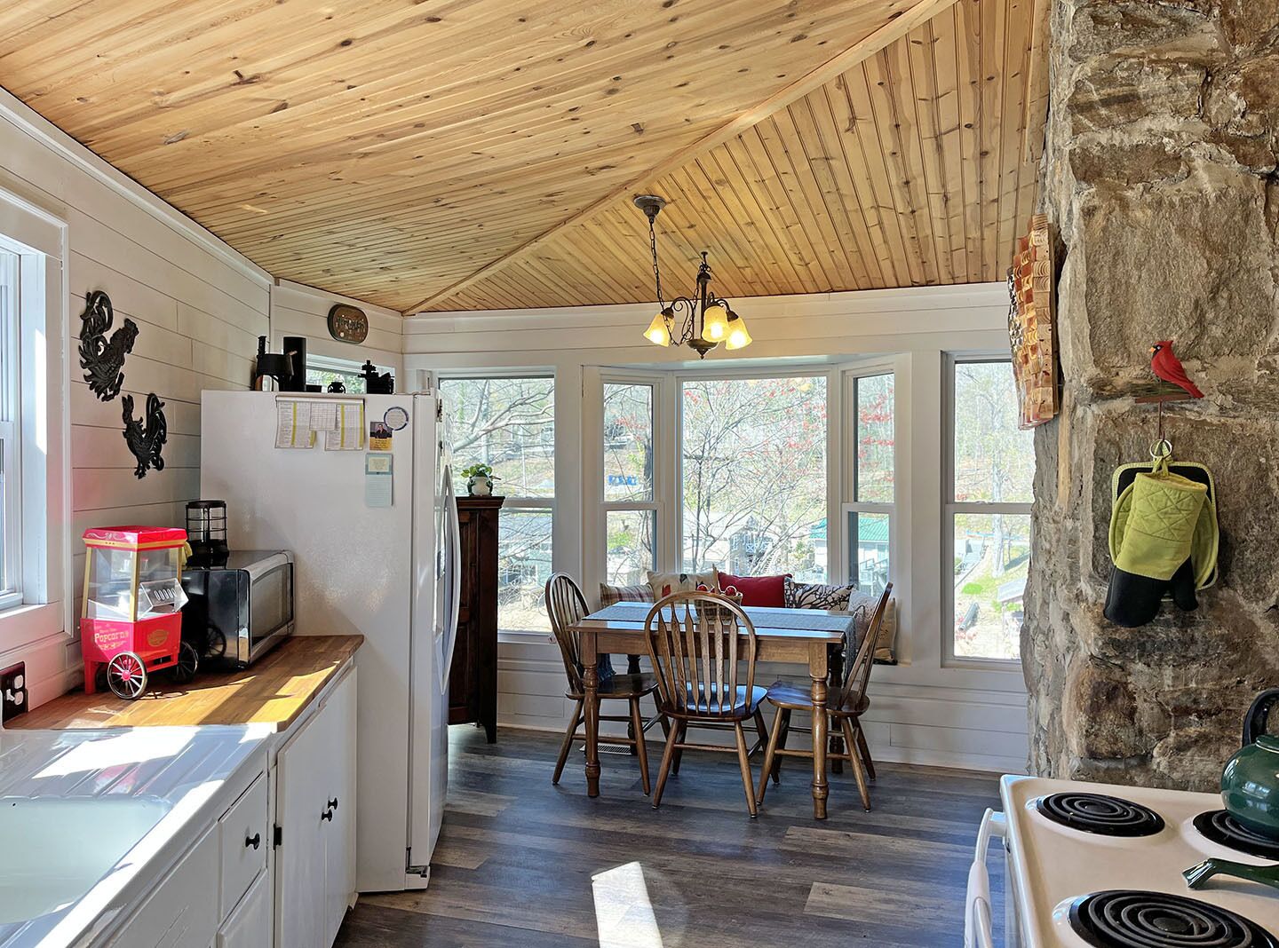 10% OFF 11/7-19 Lakefront, Pet Friendly , Sleeps 8, 2 Kayaks, 2 SUP