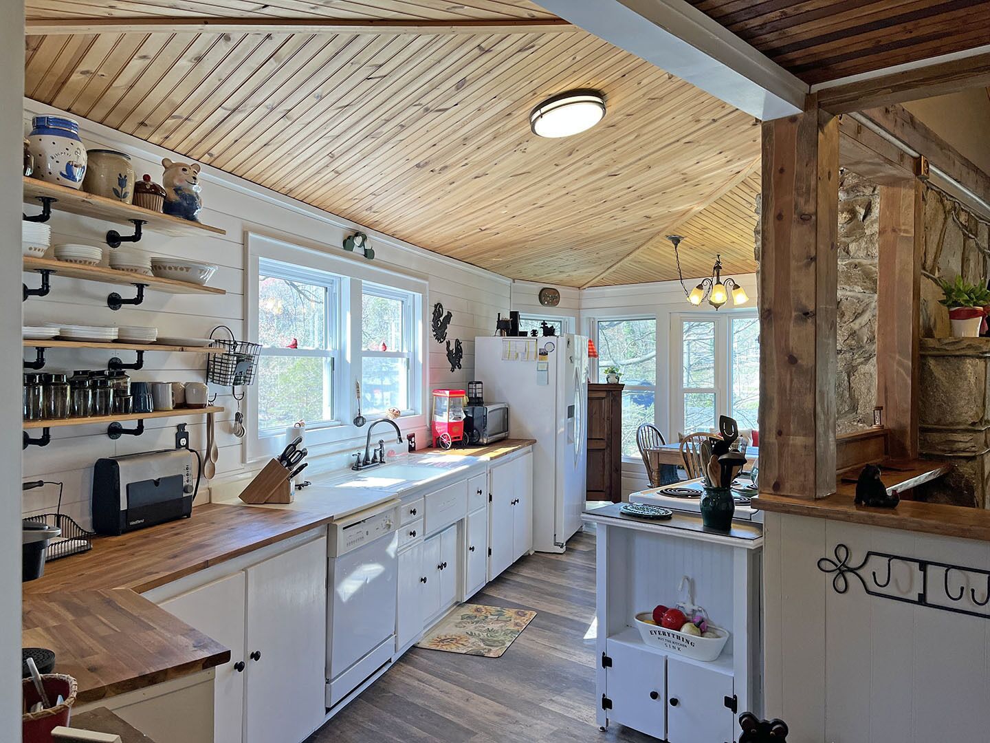 10% OFF 11/7-19 Lakefront, Pet Friendly , Sleeps 8, 2 Kayaks, 2 SUP