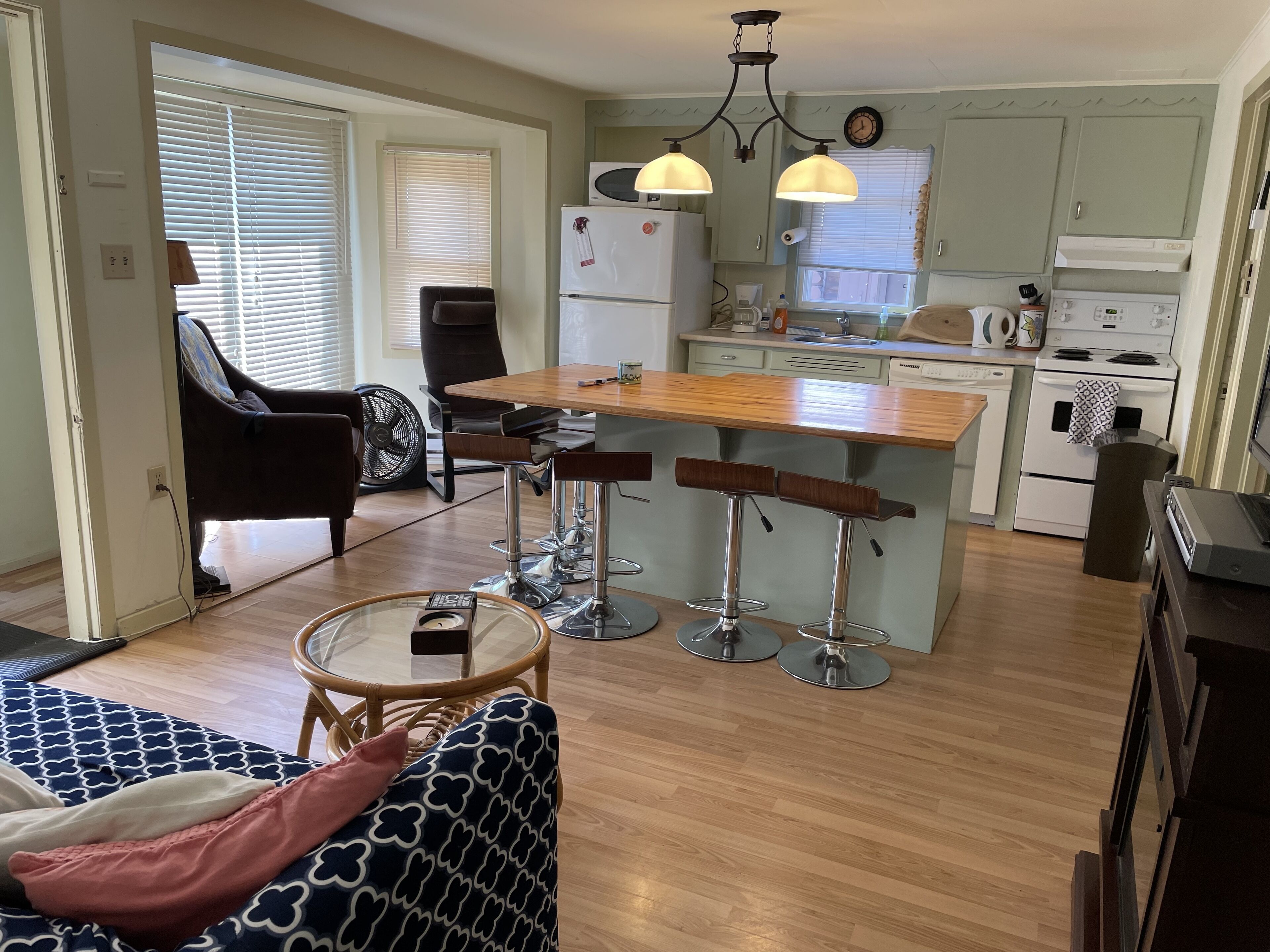 Cute 3 Bedroom Less Then 1 Min Walk to Main Beach