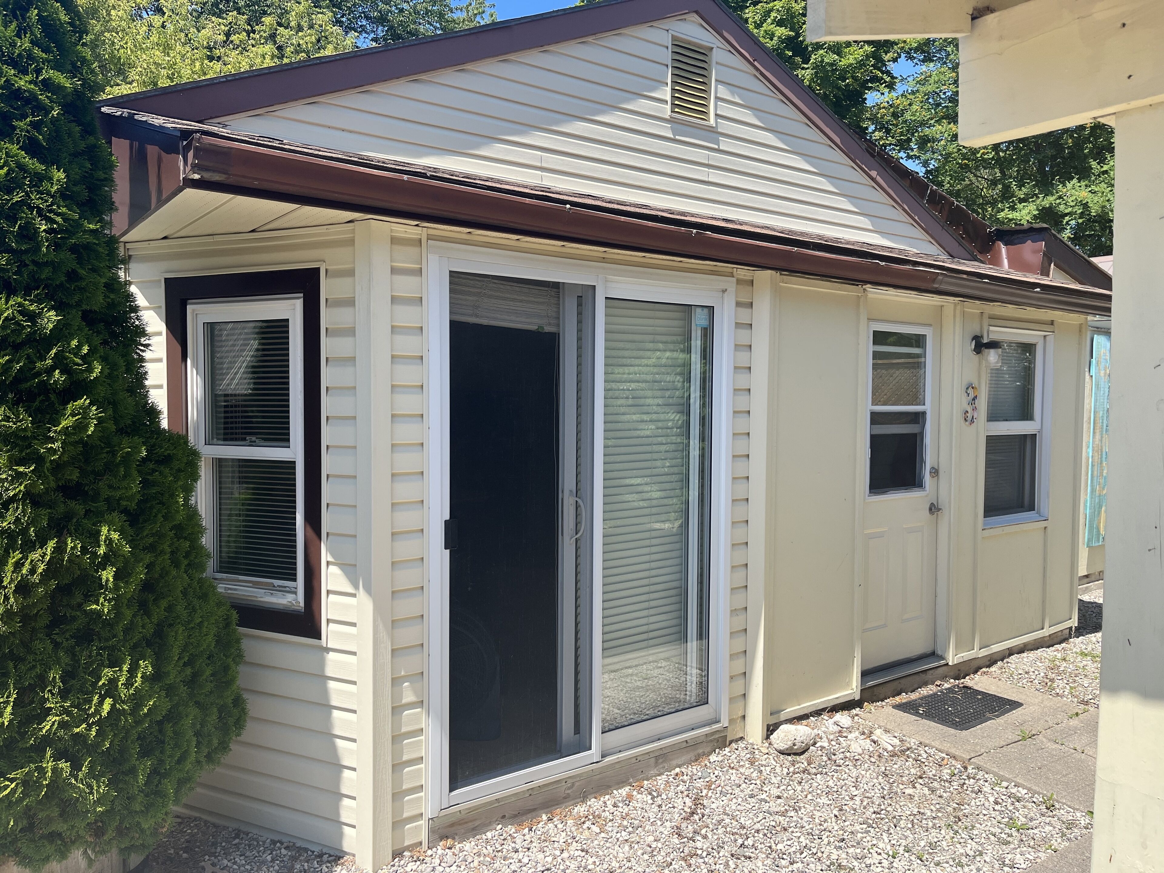 Cute 3 Bedroom Less Then 1 Min Walk to Main Beach